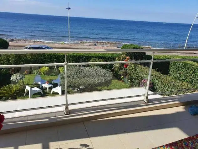 Socit de nettoyage pour l'entretien des vitres et encadrements pour particuliers,commerces,htels et tout espaces vitres  Marseille 13015 dans les bouches-du-rhne